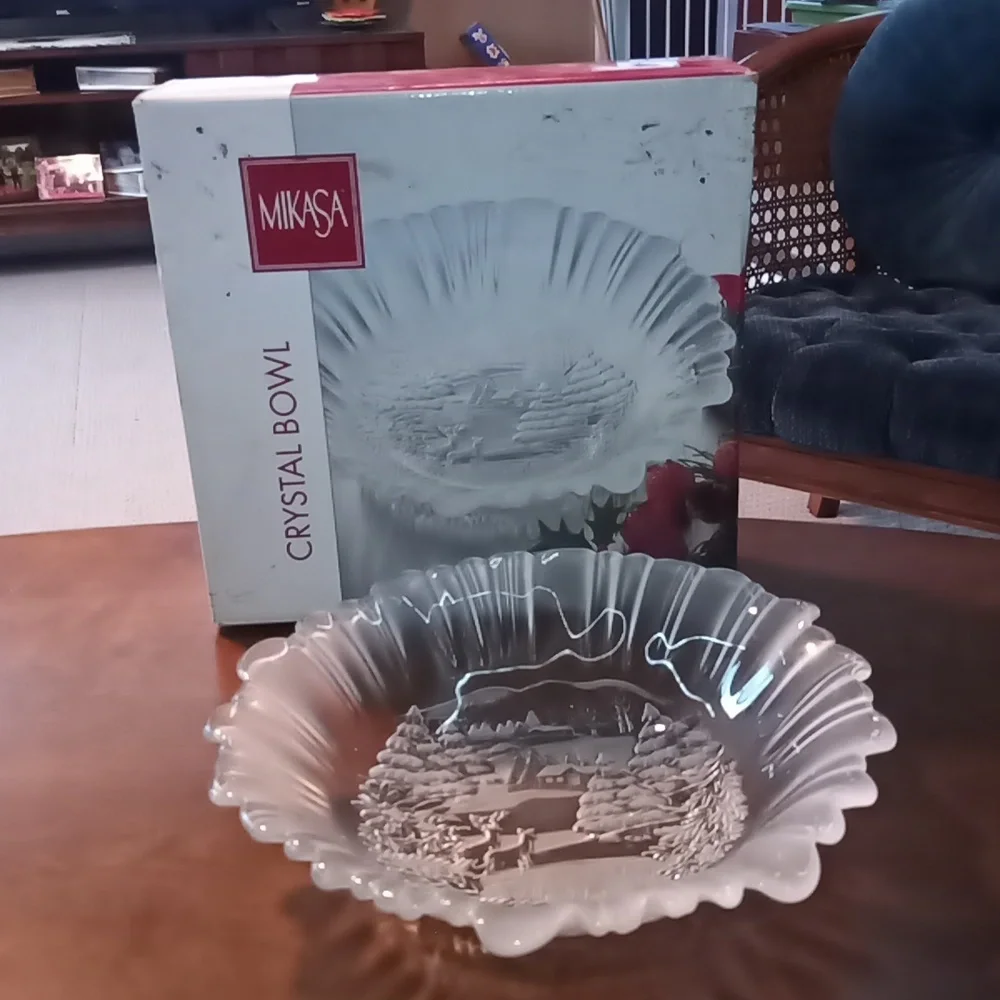 Vintage New MIKASA Christmas Serving Bowl Frosted Crystal Christmas Scen…